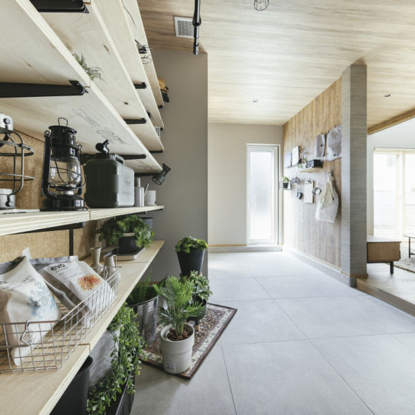 ナチュリエの施工事例「グレー×木が映える、開放感のある土間の家」