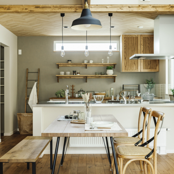 ナチュリエの施工事例「木の温かみと無垢床が心地よい三角屋根の家」